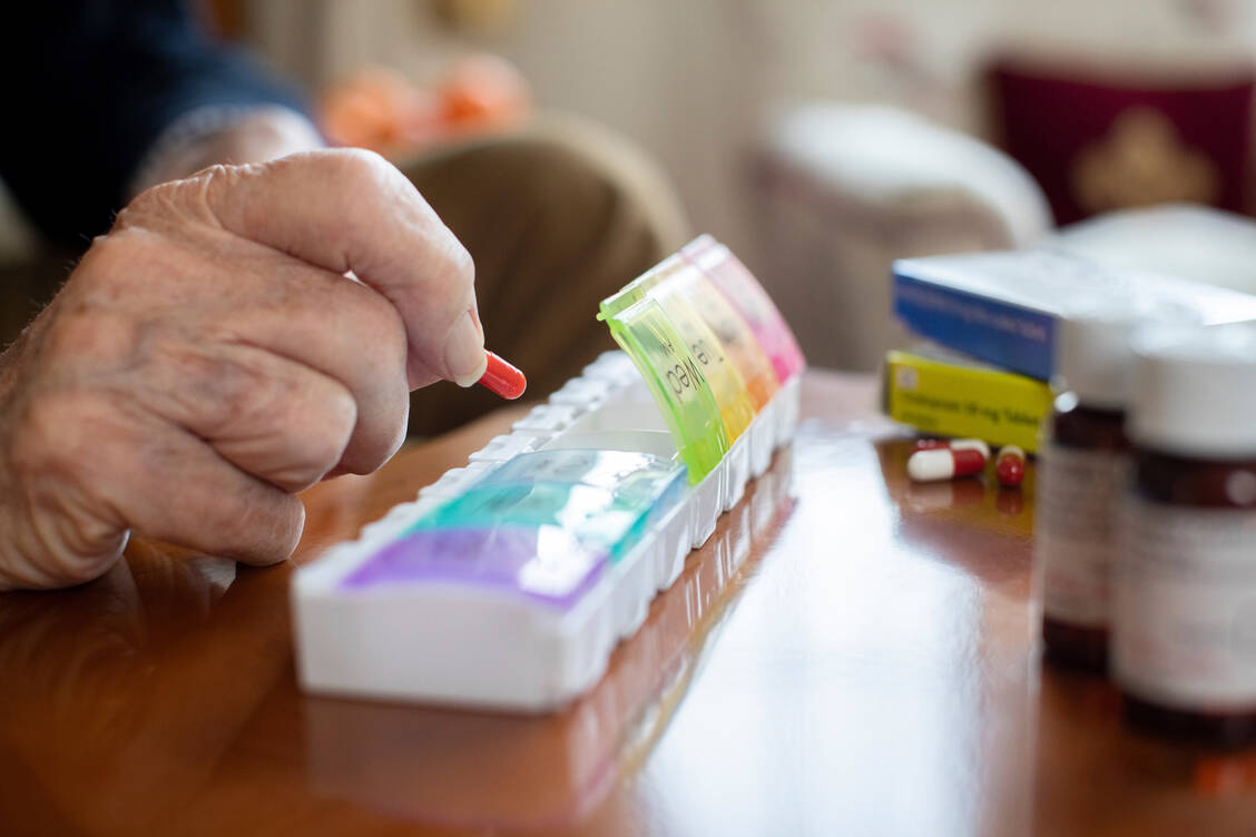 Patienten mit Herzerkrankungen müssen in der Regel mehrere Medikamente einnehmen, um Herzinfarkte und Schlaganfälle zu vermeiden. / © Adobe Stock/Daisy Daisy