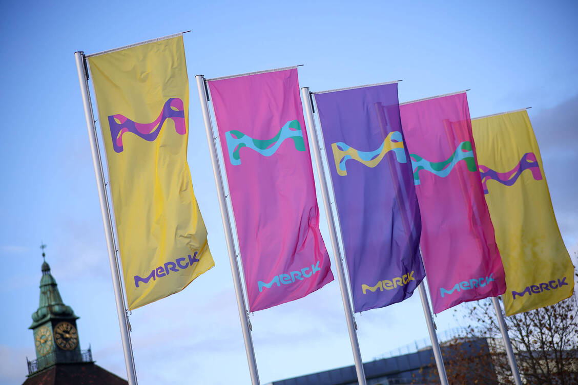 Für 2025 hat das Pharmaunternehmen Merck seine Prognose gesenkt und peilt 20,5 bis 21,7 Milliarden Euro Umsatz an. / © IMAGO/HMB-Media