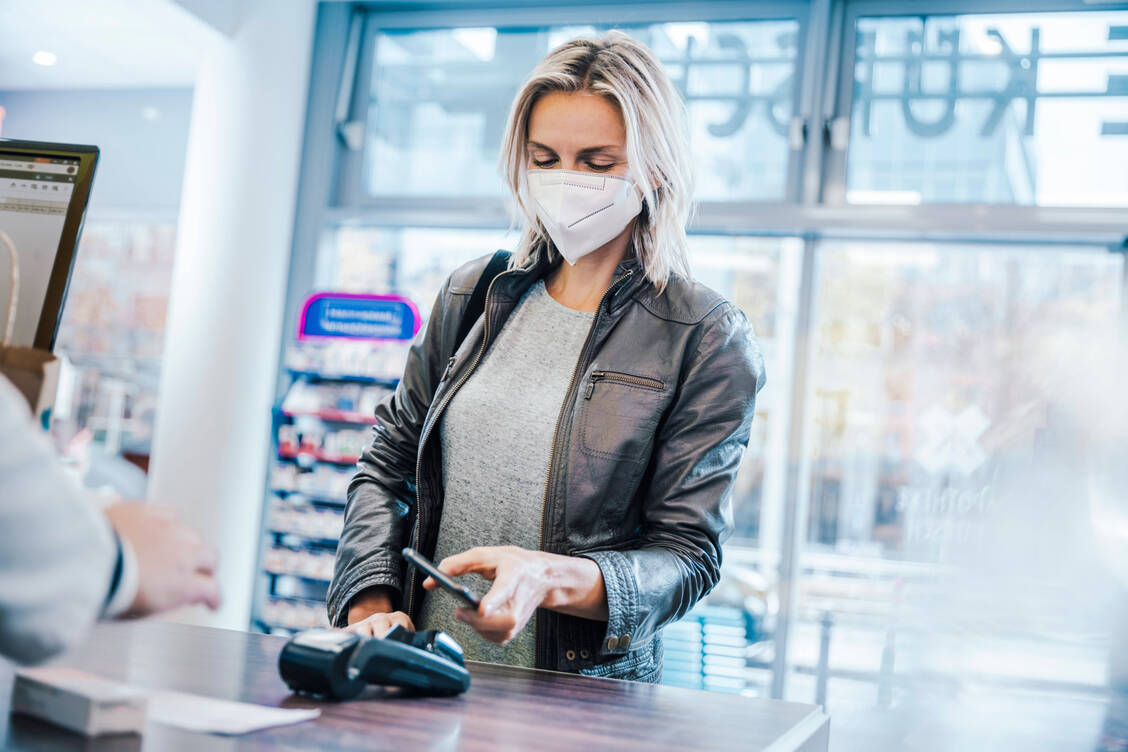 Über die Gematik-App sollen Patienten künftig ihre E-Rezepte an Apotheken zuweisen können. Die ABDA will nun ein dazugehöriges Verzeichnis bauen. / Foto: imago images/Westend61