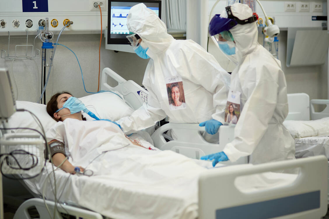 Covid-19-Patienten, die Sauerstoff benötigen, erhalten laut aktueller Leitlinie Dexamethason. Neue Daten zeigen, dass die Hinzunahme von Tocilizumab vorteilhaft ist. / Foto: Getty Images/xavierarnau