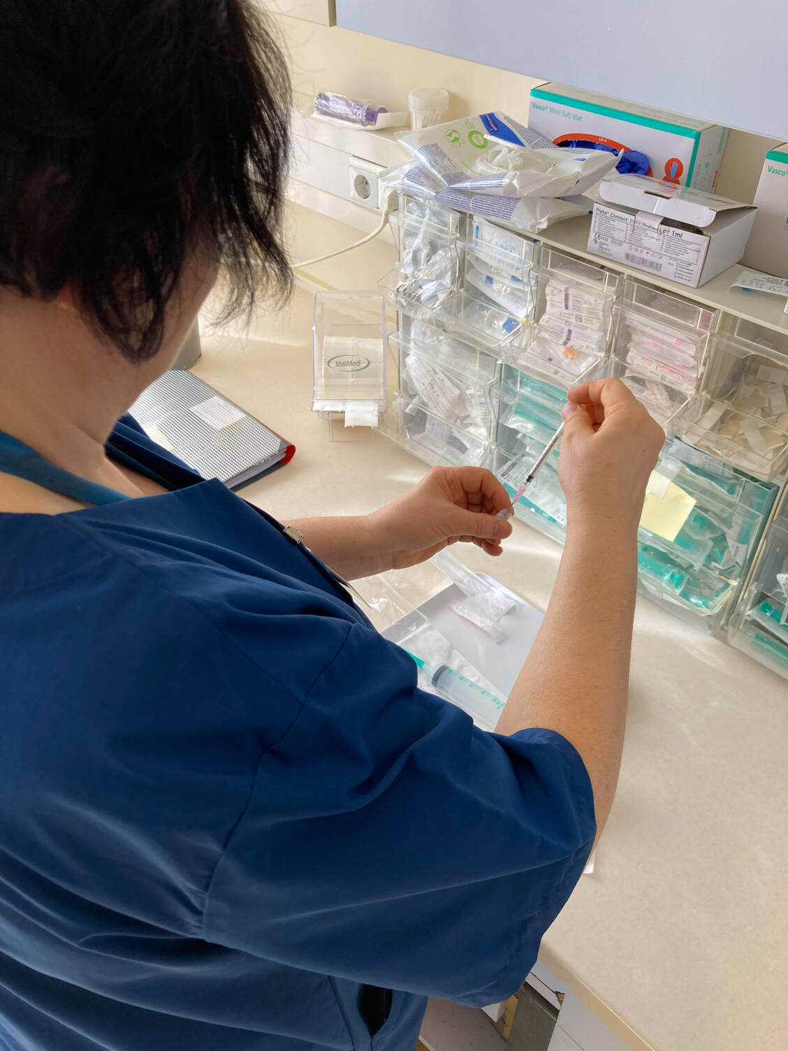 Im palliativen Setting findet viel Off-Label-Gebrauch statt. Hier zieht Krankenschwester Irene Schießl eine Spritze auf. / © PZ/Laura Rudolph