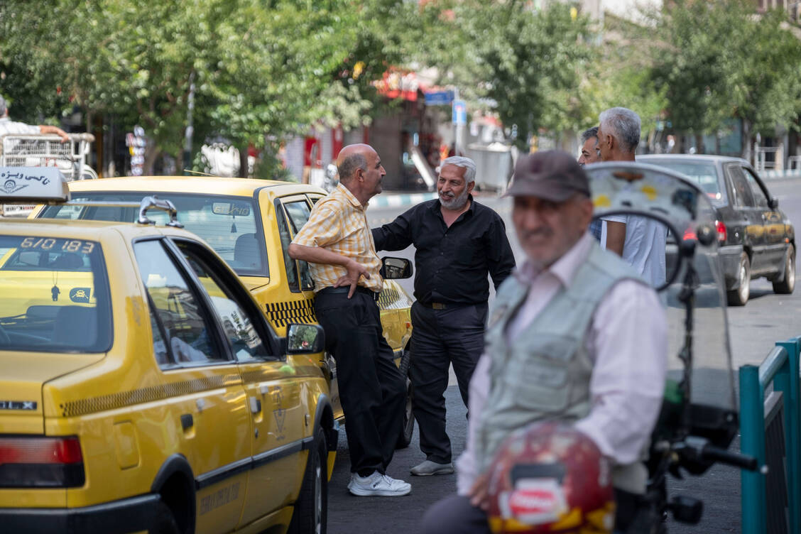 Die Folgen des Kriegs sind im Alltag längst sichtbar. Iranische Nachrichtenportale berichten, dass immer mehr Menschen Arbeit in einfachen Dienstleistungsjobs suchen, etwa als Taxifahrer wie hier in Teheran. / © Imago / NurPhoto