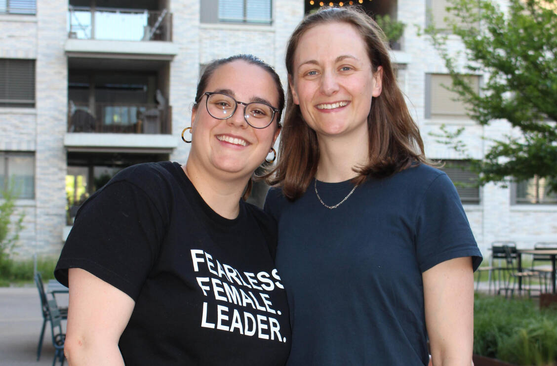 Die Apothekerinnen Miriam Sprafke (links) und Carolin Baur sind die Organisatorinnen des Trainingsprogramms »Female Leaders Lab«. / © privat