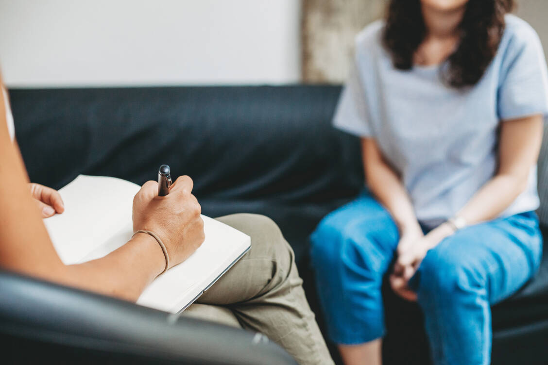 Psychotherapeutinnen und Psychotherapeuten warnen vor Kürzungen und längeren Wartezeiten.  / © Adobe Stock/Lorenzo Antonucci