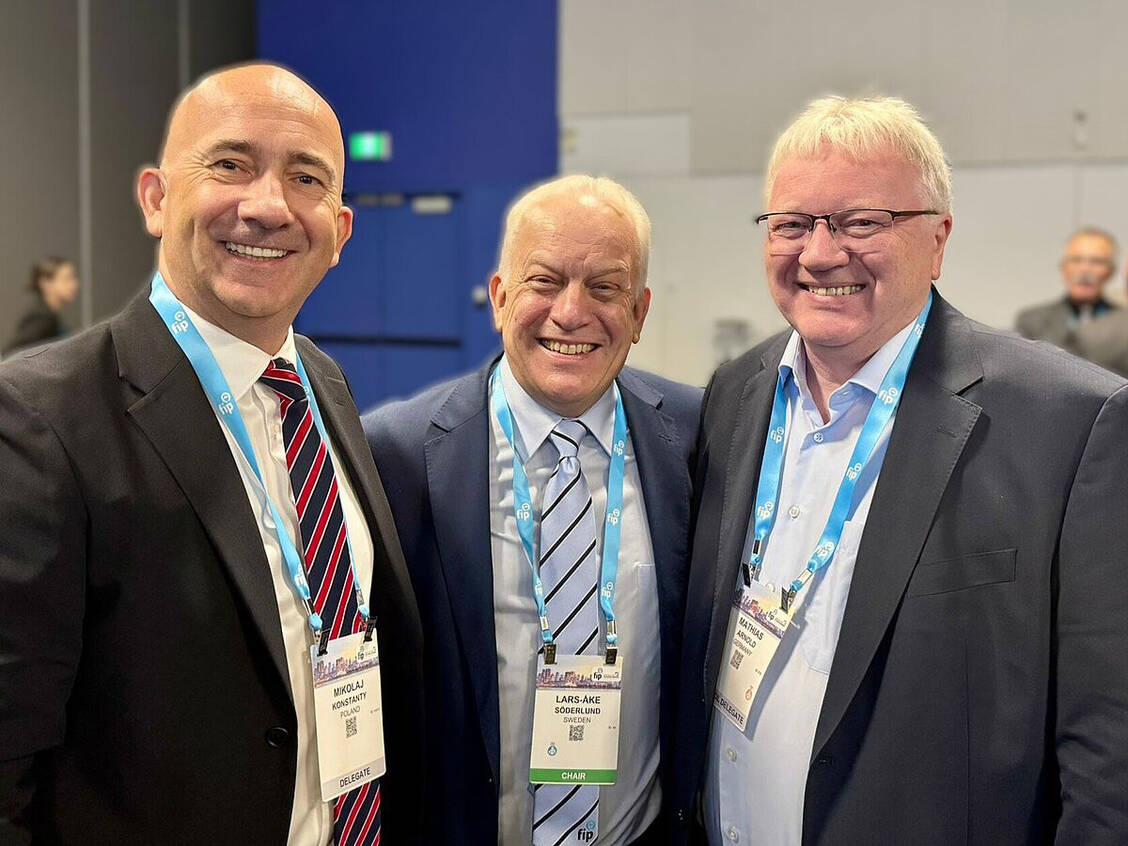 V. l. n. r.: Mikołaj Konstanty (Präsident ZAEU), Lars-Åke Söderlund (gewählter FIP-Präsident) und Mathias Arnold (Delegationsleiter ABDA). / © ZAEU/KI-gestützt bearbeitet