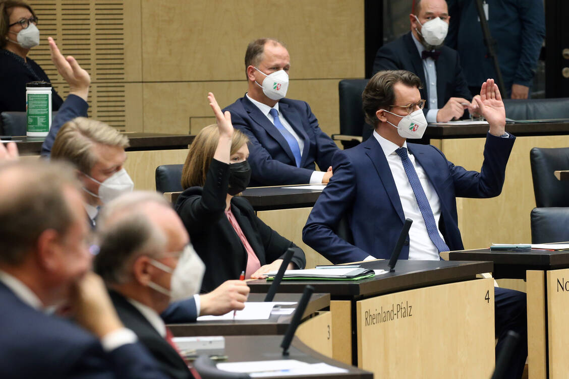 Kritik an den neuen Auflagen der Ampelparteien gab es reichlich. Nur um zu verhindern, dass man am Ende ganz ohne Rechtsgrundlage für Corona-Maßnahmen dastehe, hätten die unionsgeführten Länder überhaupt zugestimmt, sagte zum Beispiel NRW-Ministerpräsident Hendrik Wüst (vorne rechts). / Foto: picture alliance/dpa