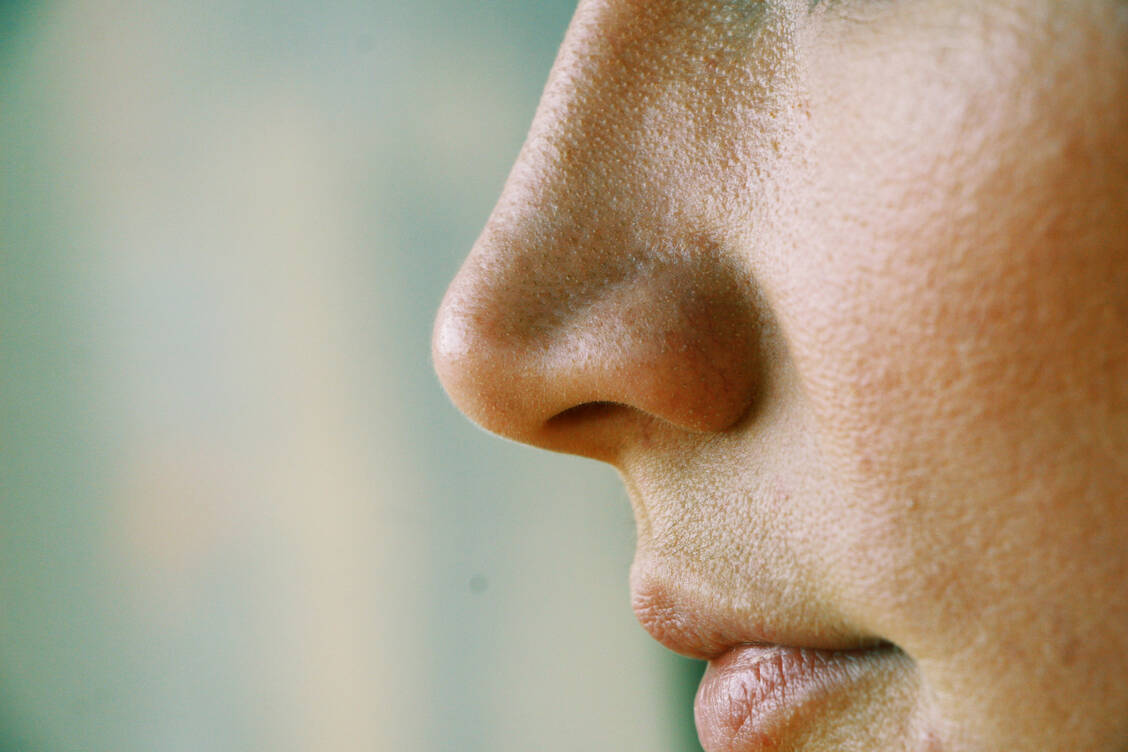 Über die Nase gelangt SARS-CoV-2 in den Körper. Die Hoffnung ist, dass intranasal verabreichte Impfstoffe zu einer neutralisierenden Immunität gegen das Coronavirus führen könnten. / Foto: Adobe Stock/Angelina
