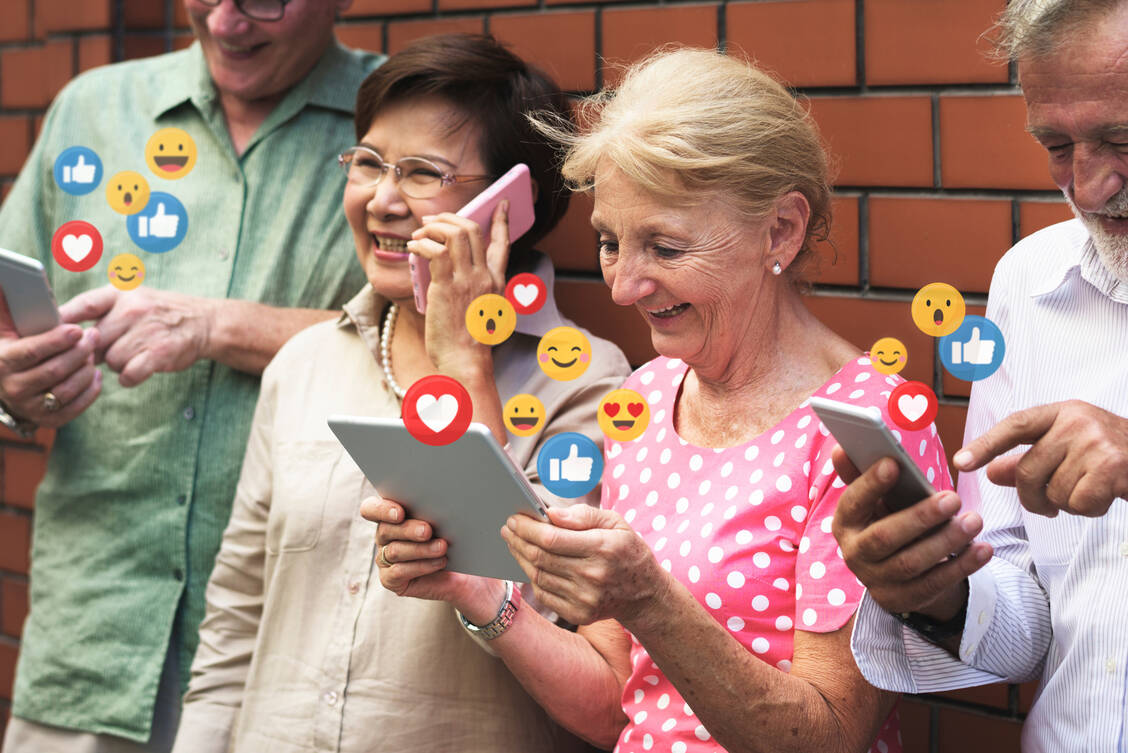 Sind ältere Menschen sicher im Umgang mit Emojis, können sie davon profitieren. Das zeigt eine aktuelle Studie aus Kanada. / © Adobe Stock/Rawpixel.com