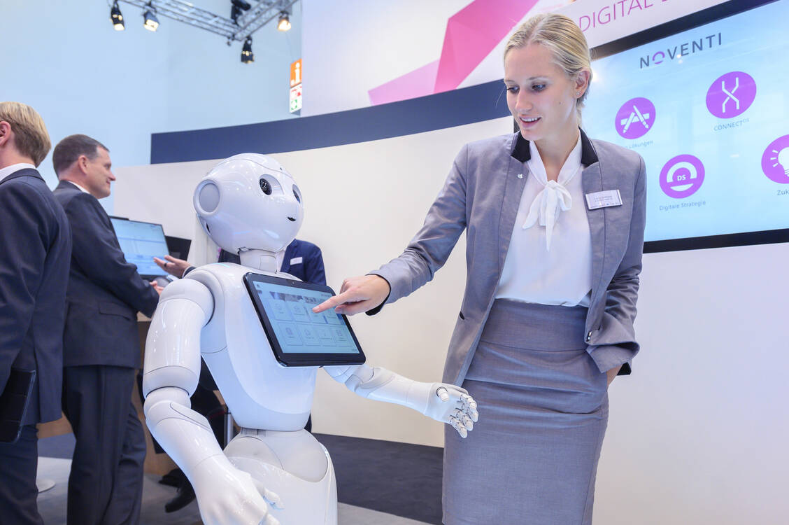 Wohl keinen Roboter wie hier im Jahr 2019, dafür aber ein »360-Grad-Angebotsportfolio« will der Apothekendienstleister Noventi in München vorstellen. / Foto: Zweilux/Oliver Wachenfeld