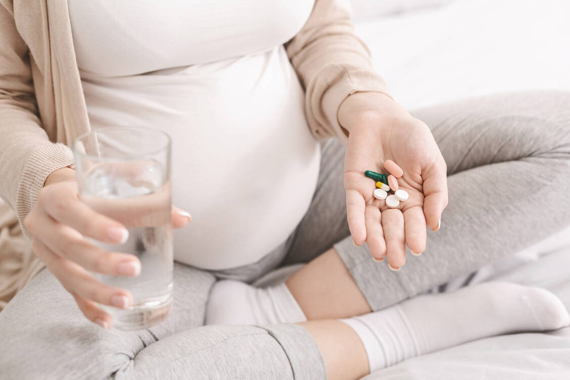 Schwangere und Stillende können sich etwa bei Embryotox oder Reprotox über die Sicherheit und Risiken von Arzneimitteln informieren.  / Foto: Getty Images/Prostock-Studio