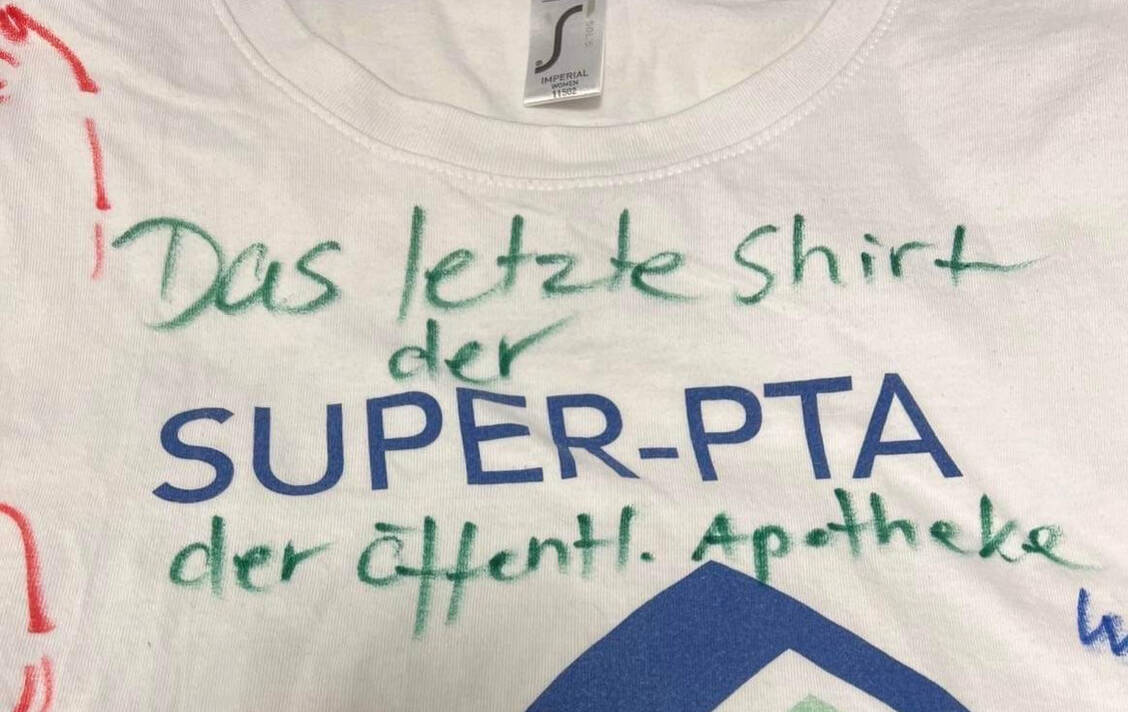 Der Verein Freie Apothekerschaft will mit der Aktion »Der letzte Kittel« auf Apothekenschließungen und den Fachkräftemangel aufmerksam machen. / Foto: Freie Apothekerschaft