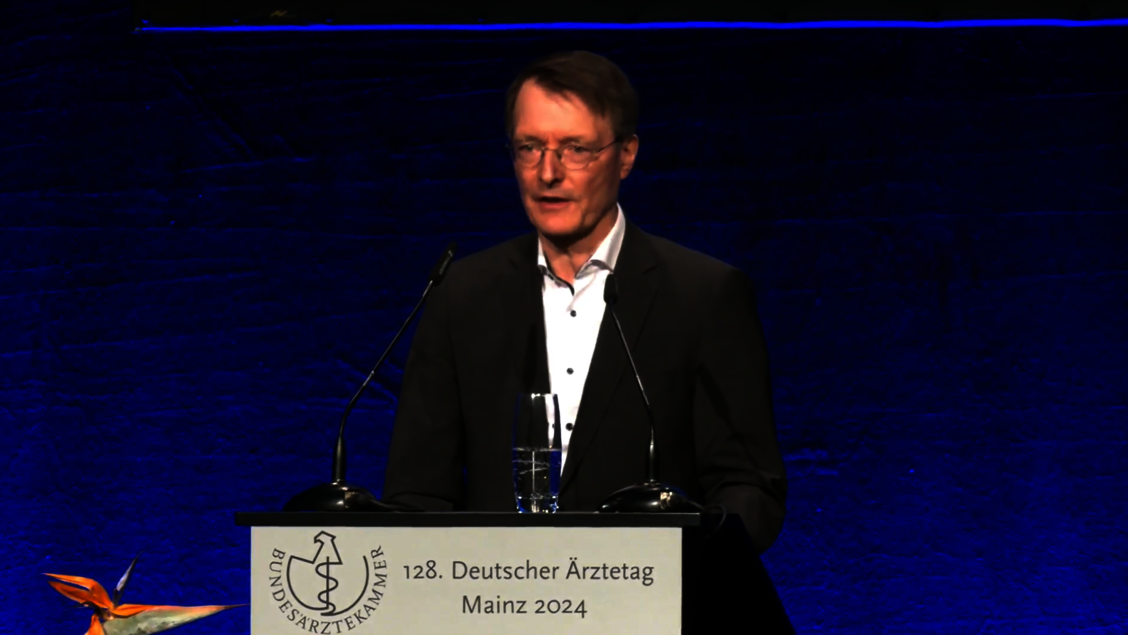 Gesundheitsminister Lauterbach hielt eine Rede zur Eröffnung des 128. Deutschen Ärztetages.  / Foto: Bundesärztekammer / Screenshot
