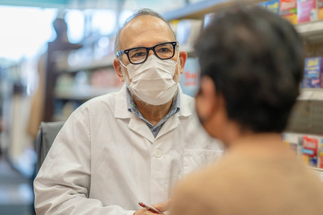 Während der Coronapandemie haben Apotheker viele Gespräche mit Menschen geführt, die Zweifel an der Sicherheit und Wirksamkeit der Impfstoffe hatten. Ängste einfach abzutun, ist dabei nicht zielführend; stattdessen sollten die Einwände gehört, ernst genommen und mit gesicherten Fakten widerlegt werden. / Foto: Getty Images/FatCamera