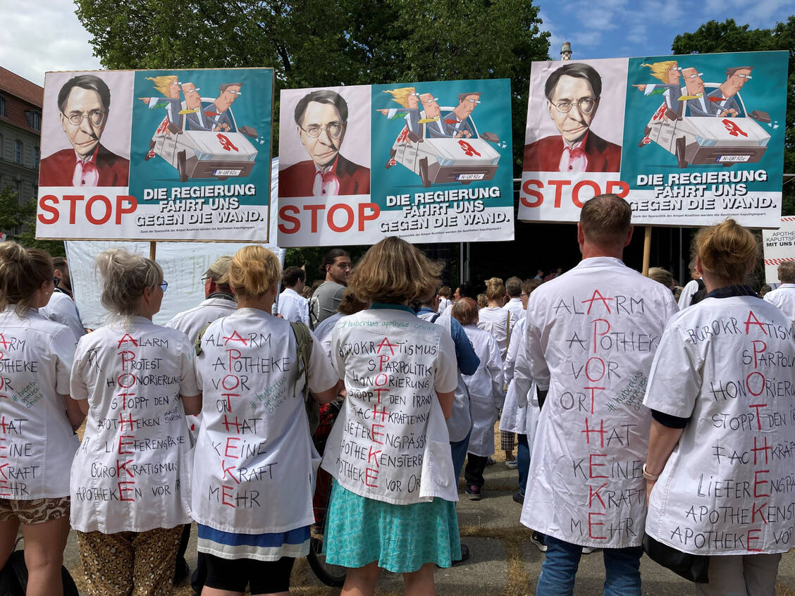 Zum gemeinsamen Protest gegen die Pläne von Bundesgesundheitsminister Lauterbach rufen die Pharmaziestudierenden auf. / Foto: PZ/Anne Orth