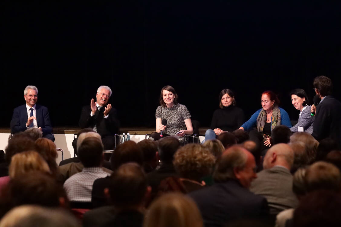Auch wenn die Zeiten für Apotheker bitterernst sind – es gab auch Grund zum Lachen bei der politischen Podiumsdiskussion. Von links:  Dr. Hans-Peter Hubmann, Thomas Benkert,  Emmi Zeulner (CSU), Dr. Manuela Rottmann (Grüne), Sylvia Gabelmann (Linke), Katja Hessel (FDP) und Moderator Ralph Erdenberger. / Foto: PZ/Alois Müller