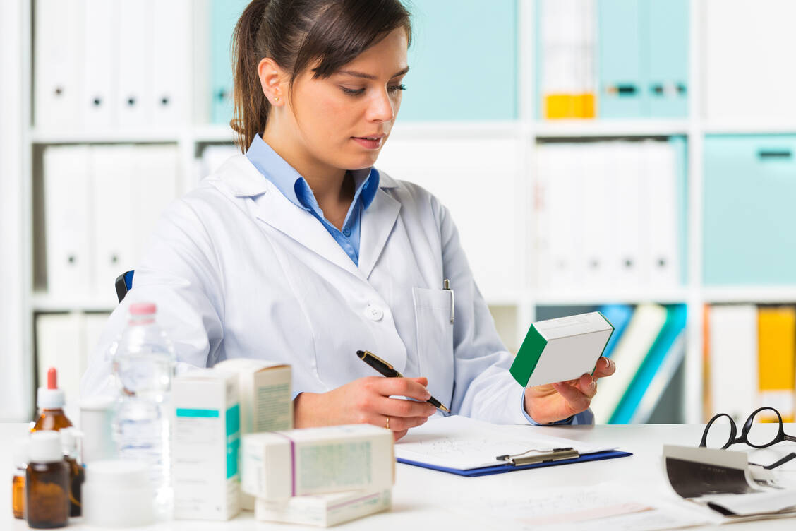 Jeden Tag werden in Apotheken Fertigarzneimittel stichprobenweise auf Qualitätsmängel überprüft, was sorgfältig dokumentiert werden muss. / Foto: Adobe Stock/guerrieroale