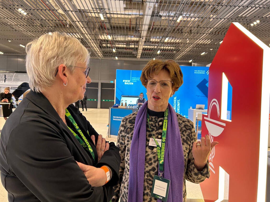 Hessens Kammerpräsidentin Ursula Funke im Gespräch mit der grünen Gesundheitspolitikerin Maria Klein-Schmeink. / © Funke