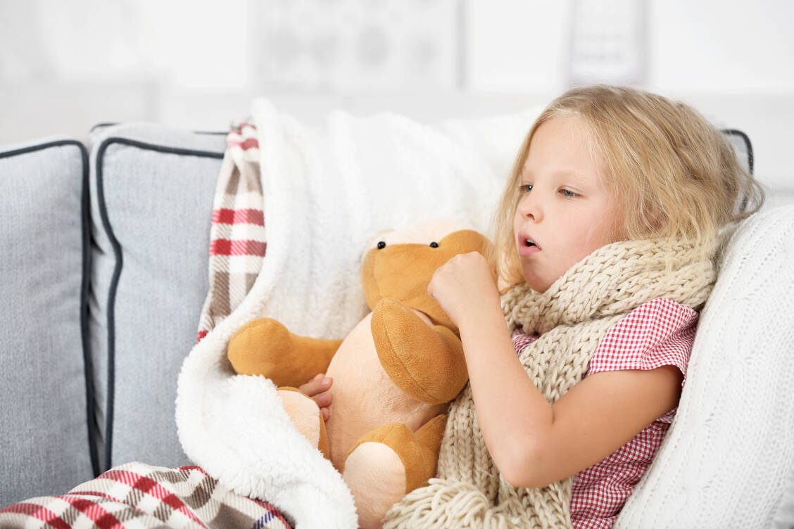 Bei Kindern mit Bronchitis kann der Pelargonienwurzel-Extrakt EPs® 7630 die gereizten Bronchien beruhigen.  / Foto: Adobe Stock/Africa Studio