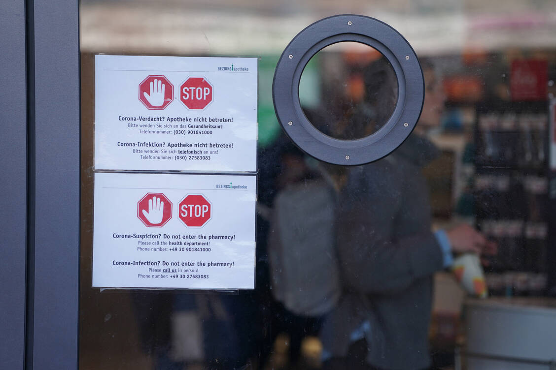 Die Apotheke bitten Patienten mit Erkältungssymptomen, gesunde Nachbarn oder Verwandte zum Abholen von Medikamenten zu schicken. Beraten wird auch telefonisch. / Foto: Getty Images/Sean Gallup