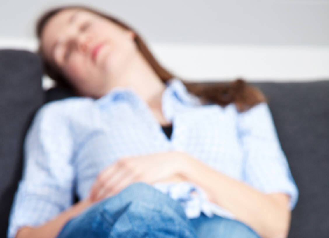 Schlafen, sobald das Baby schläft: ein guter Tipp für junge Mütter / © Adobe Stock/Kaesler Media