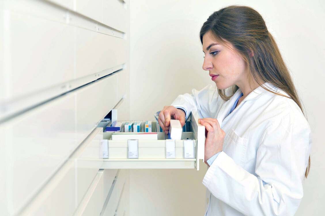 Lieferengpässe gehören zum Alltag in den Apotheken. 2019 waren doppelt so viele Arzneimittel nicht verfügbar wie im Jahr davor. / Foto: Imago/Westend61
