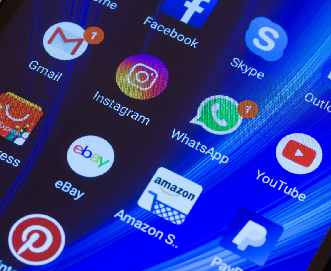 Auch vermeintlich private Chatgruppen stellen keinen rechtsfreien Raum dar. Das ergeht aus einem Urteil des Bundesarbeitsgerichts. / Foto: Adobe Stock/Andrei Yurevich Solovev