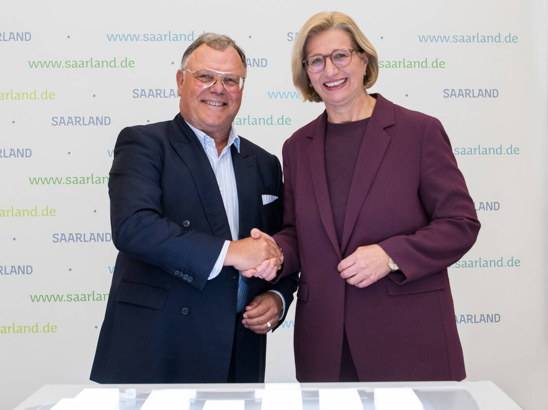 Anke Rehlinger, Ministerpräsidentin des Saarlandes, und Udo J. Vetter, Beiratsvorsitzender und Mitglied der Inhaberfamilie Vetter, freuen sich über den neuen Standort.  / © Staatskanzlei des Saarlandes / Jennifer Weyland
