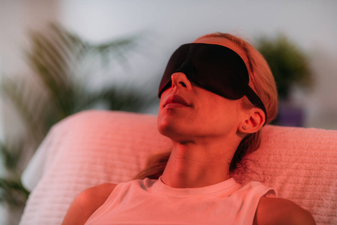 Die Anwendung von Psilocybin bei depressiven Patienten soll unter kontrollierten Bedingungen und mit Begleitung eines Therapeuten erfolgen. / © Getty Images/microgen (Symbolbild)