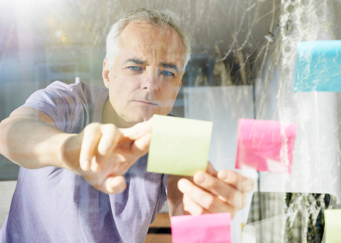 Notizzettel sind bei Vergesslichkeit eine effektive Gedächtnisstütze, um Gedanken, Aufgaben und Termine strukturiert festzuhalten und den Kopf zu entlasten. / © Getty Images/Tara Moore