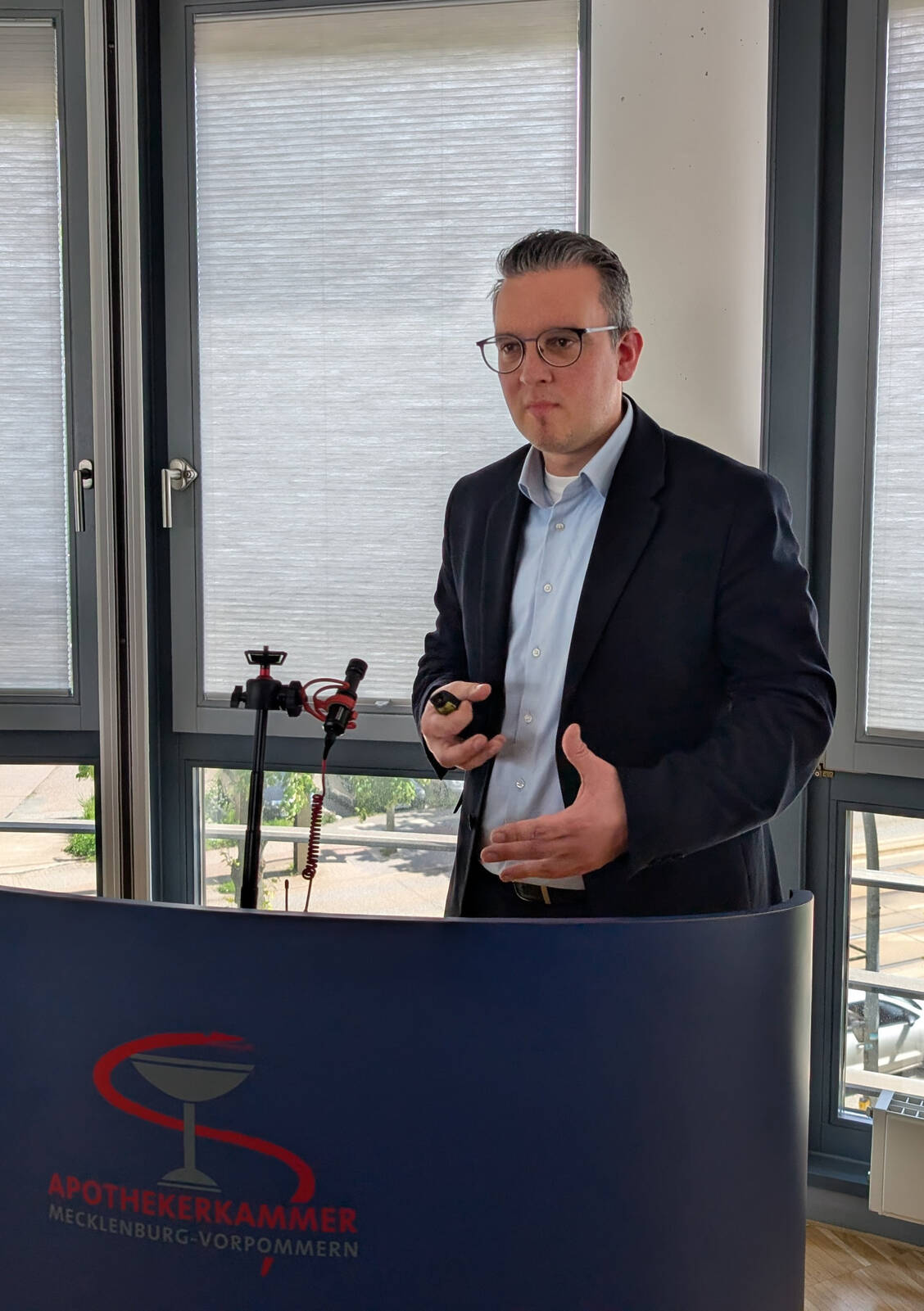 ABDA-Pressesprecher Benjamin Rohrer erklärte die Öffentlichkeitsarbeit seiner Organisation. / © PZ/Brockfeld