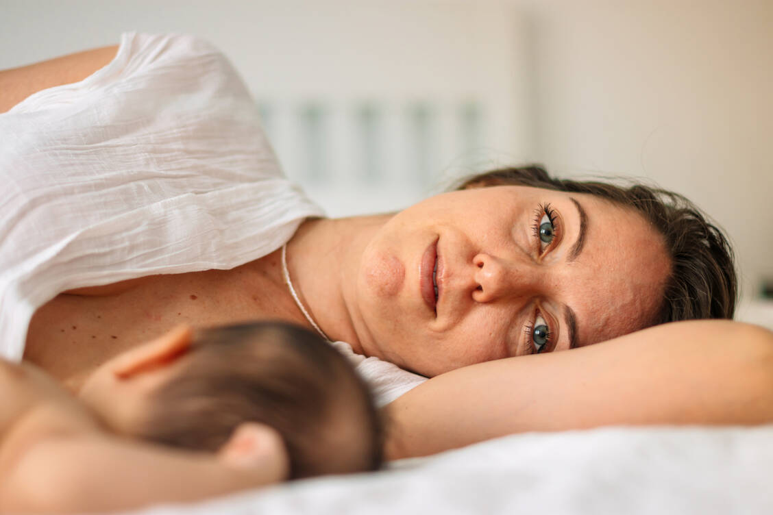 Frauen mit postpartaler Depression fällt es schwer, eine Bindung zu ihrem Kind aufzubauen. Das kann sich negativ auf die Entwicklung des Kindes auswirken. / © Shutterstock/Alberto_Rodriguez