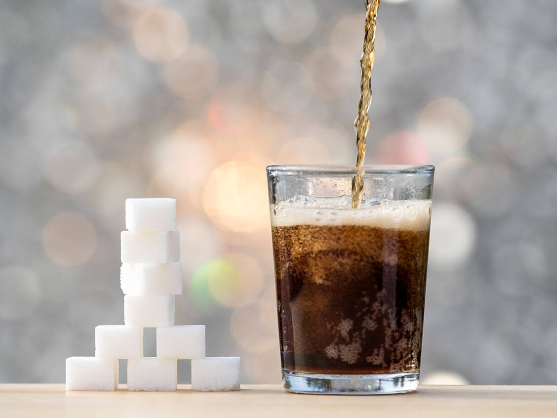 In einer Dose oder einem Glas Cola (330 ml) stecken umgerechnet neun bis elf Stück Würfelzucker. / © Getty Images/Jose A. Bernat Bacete