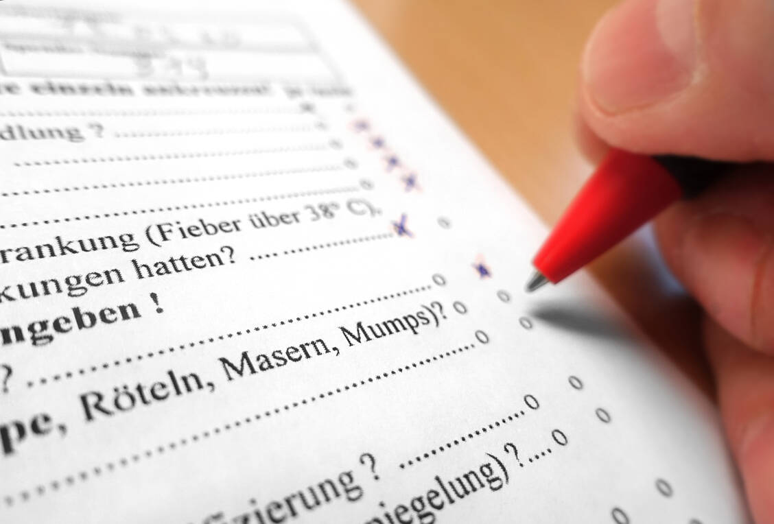Erkrankungen und Arzneimittel­therapien werden im Rahmen der Spenderauswahl erfasst. / © Getty Images/deepblue4you