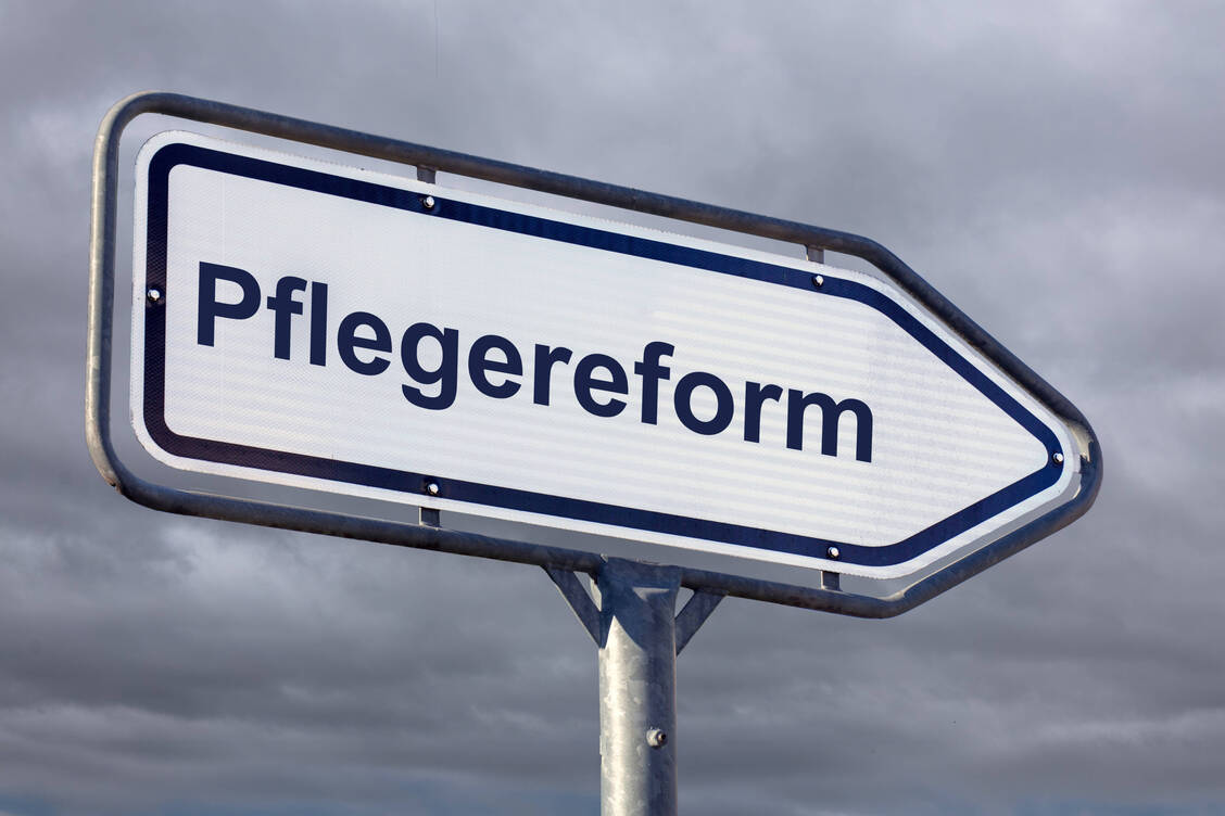Das geplante Pflegeneuordnungsgesetz (PNOG) schafft den eigenständigen Anspruch auf Pflegehilfsmittel zum Verbrauch ab – auf Kosten des Infektionsschutzes, kritisieren mehrere Verbände. / © Imago/Herrmann Agenturfotografie