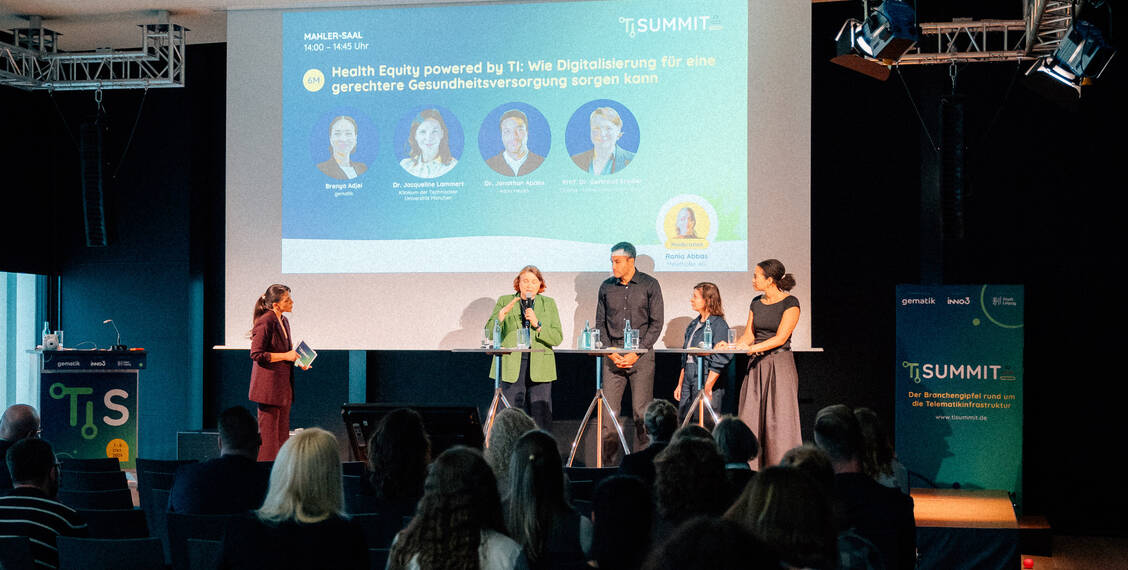 Von links nach rechts: Moderatorin Rania Abbas (Meierhofer AG), Professorin Gertraud Stadler (Charité), Jonathan Apasu (Adon Health), Jacqueline Lammert (TU München) und Brenya Adjei (Gematik). / © Wach.Studio