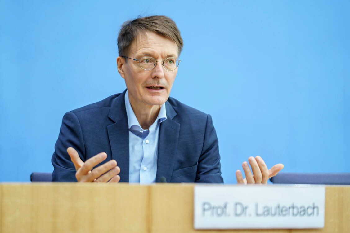 Am heutigen Donnerstag erläuterte der Bundesgesundheitsminister Professor Karl Lauterbach (SPD) in Berlin den Fahrplan für die Impfkampagne im neuen Jahr. / Foto: Imago Images/Chris Emil Janßen