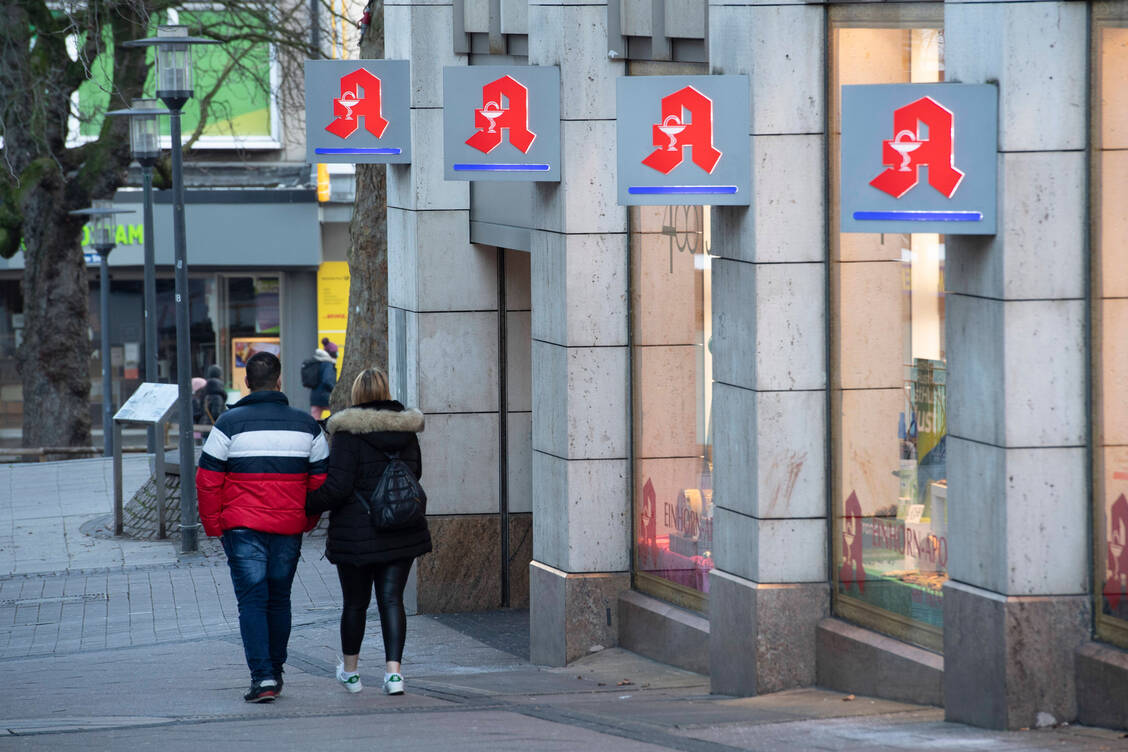 Auch wenn es vielen Laien noch so scheint, dass in Stadtzentren »an jeder Ecke« eine Apotheke ist: Auch in größeren Städten nehmen die Apothekenzahlen ab. / Foto: imago images/Sven Simon