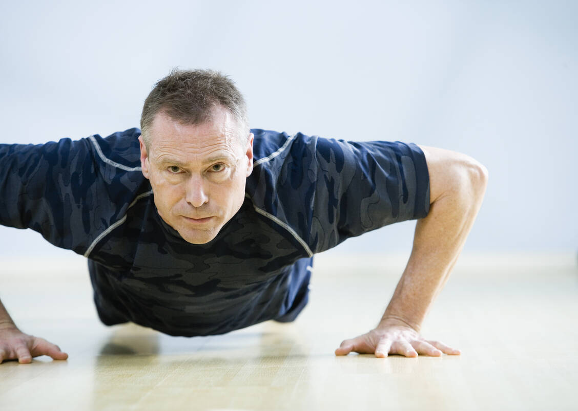 Liegestütze eignen sich einer aktuellen Studie zufolge gut als Maß für die allgemeine körperliche Fitness von Männern. / Foto: Getty Images/Andersen Ross