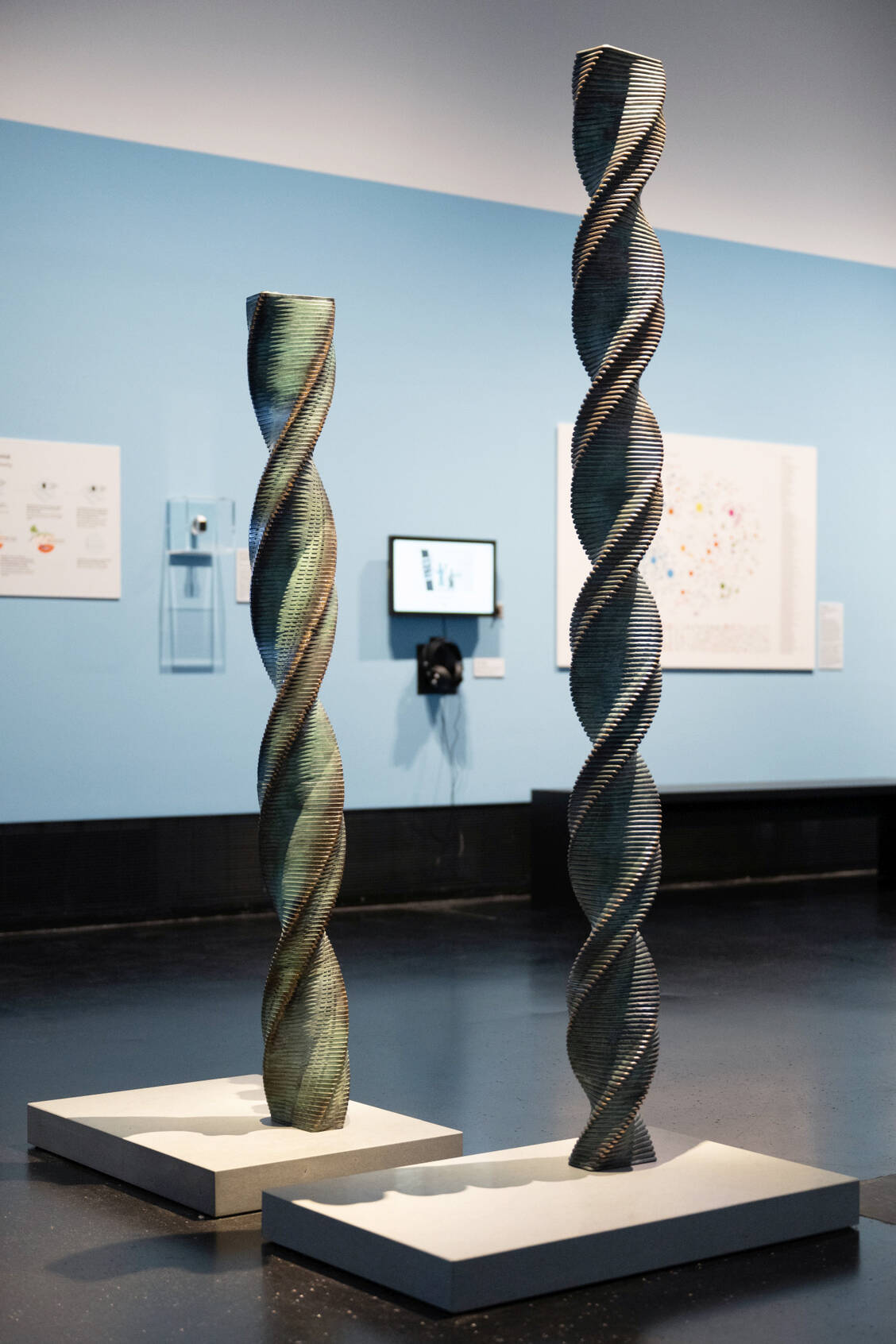 Besteht das Individuum nur noch aus online hinterlassenen Daten? Die Bronzestelen von Alicja Kwade, die an die Doppelhelixstruktur der DNA erinnern, gehören zu einer Serie aus unterschiedlich eng gewundenen Nachbildungen gestapelter Smartphones.  / Foto: Foto: Sebastian Kahnert
