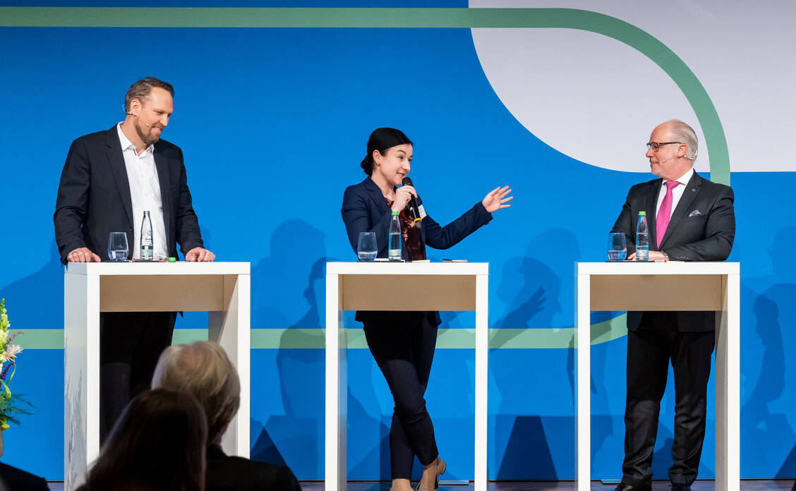 Podium beim Pro Generika Frühlingstalk: Der Pro-Generika-Vorsitzende Andreas Burkhardt (l.) mit den Abgeordneten Paula Piechotta (Bündnis 90/Die Grünen) und Georg Kippels (CDU/CSU). / Foto: Pro Generika/Svea Pietschmann