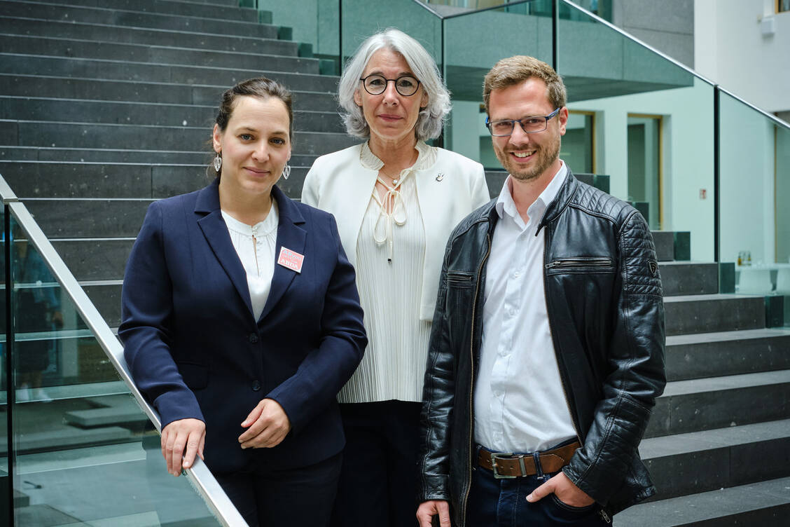 Über die neue Initiative »Gegen Zukunftsklau« informierten (v.l.n.r.): die Berliner Apothekerin Ina Katharina Lucas, ABDA-Präsidentin Gabriele Regina Overwiening, Apotheker Stephan Torke aus Sachsen. / Foto: ABDA/Wagenzik
