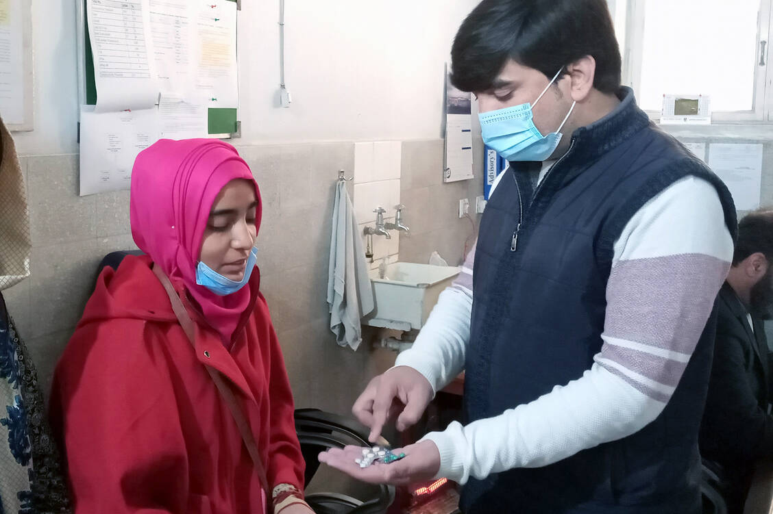 Eine junge TB-Patientin bekommt ihre Medikamente im pakistanischen Rawalpindi-Krankenhaus. Bei ihr wurde eine multiresistente Tuberkulose entdeckt, die nun behandelt wird. / Foto: Dr. Chris Schmotzer/DAHW