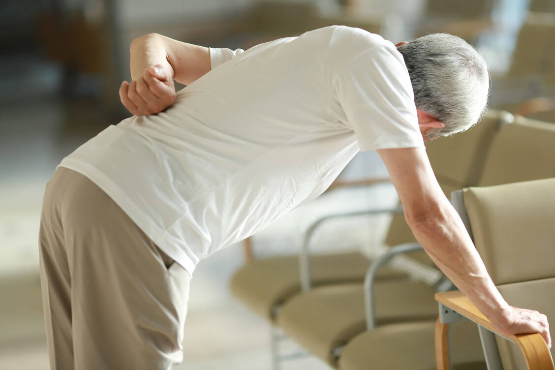 Am multiplen Myelom erkranken vor allem ältere Menschen. Ein mögliches Symptom sind Knochenschmerzen, insbesondere im unteren Rücken. / Foto: Getty Images/Runstudio