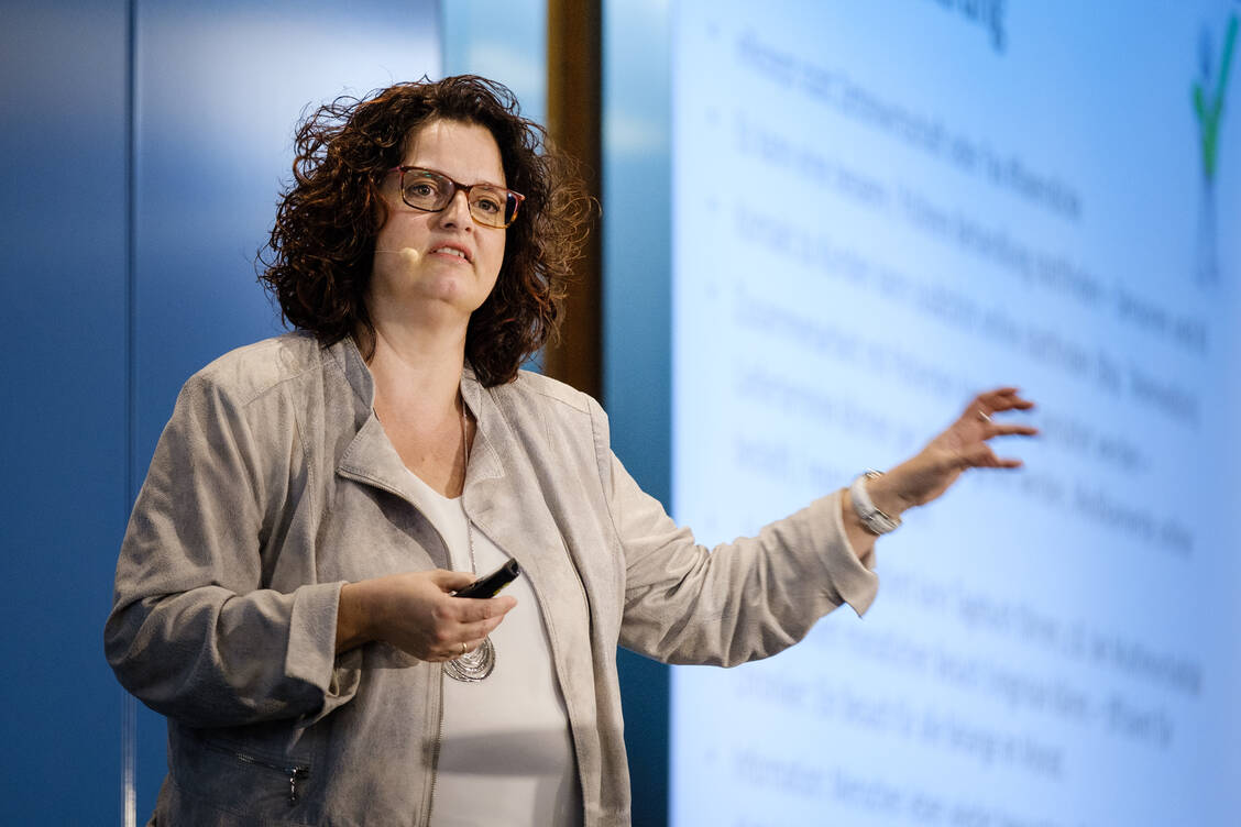 Tipps für die Apotheker: In ihrer Festrede erläuterte die Digital-Health- und Social-Media-Expertin, Birgit Bauer, wie die Branche ihre Expertise online nutzen und präsentieren könnte. / Foto: PZ/André Wagenzik