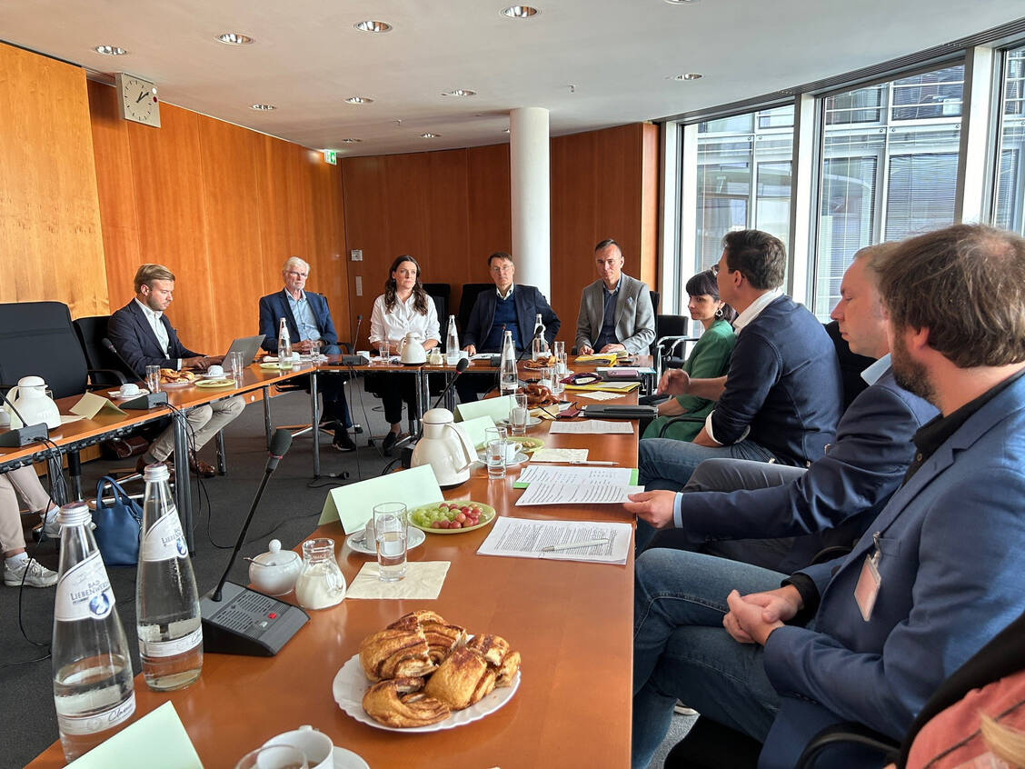 Auf Einladung von SPD-Bundestagsabgeordneten nutzten heute zehn Apothekerinnen und Apotheker aus dem ländlichen Raum die Gelegenheit, Bundesgesundheitsminister Karl Lauterbach (Mitte) einen 10-Punkte-Plan zu präsentieren. / Foto: Armin Noeske