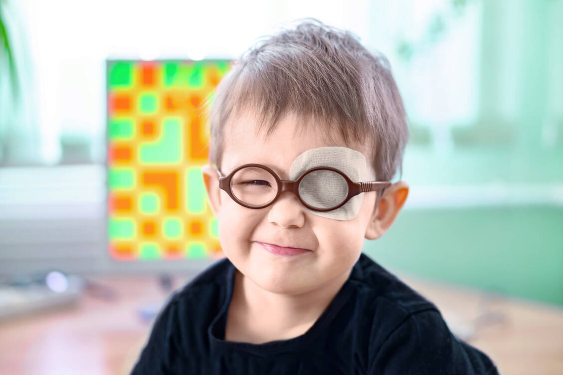 Augenärzte raten, eine zugrunde liegende Fehlstellung, die Schielen verursacht, am besten vor dem Schuleintritt korrigieren zu lassen. Das Pflaster auf dem stärkeren Auge sorgt dafür, dass sich das schwächere mehr anstrengen muss. / Foto: Getty Images/Kukurund