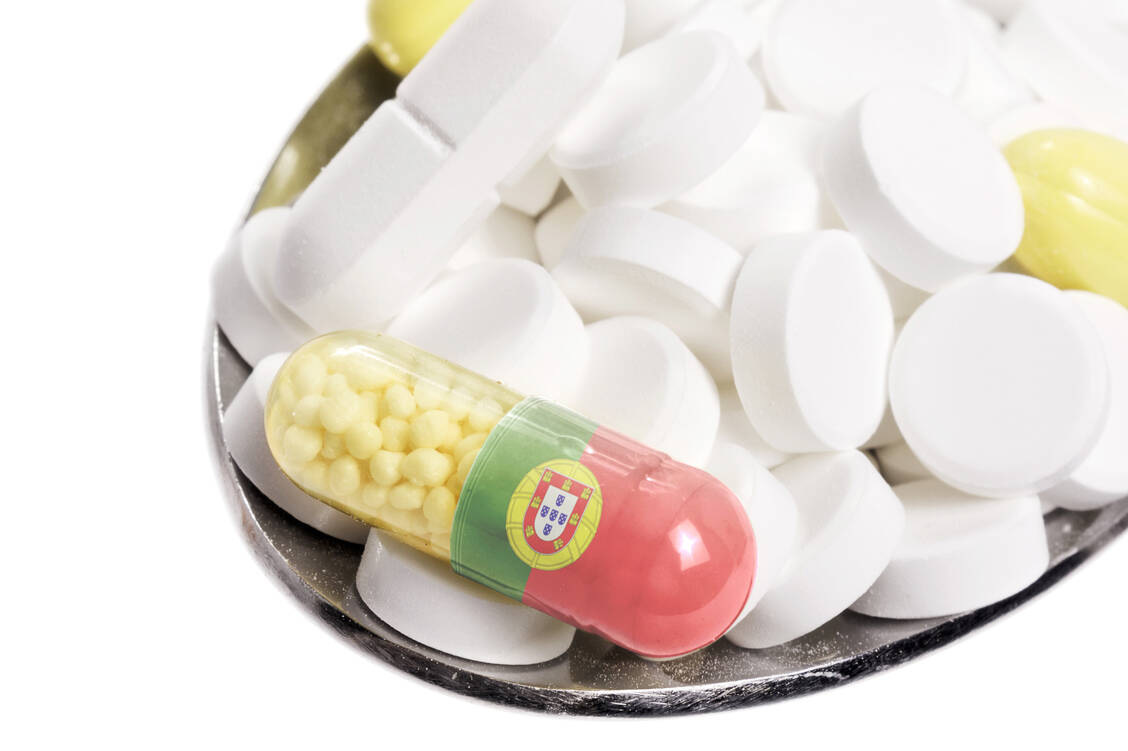 Seit der Finanzkrise kann sich einer von zehn Portugiesen seine Medikamente nicht mehr leisten - eine Apothekerinitiative springt ein. / Foto: Adobe Stock/Sebastian Gelbke