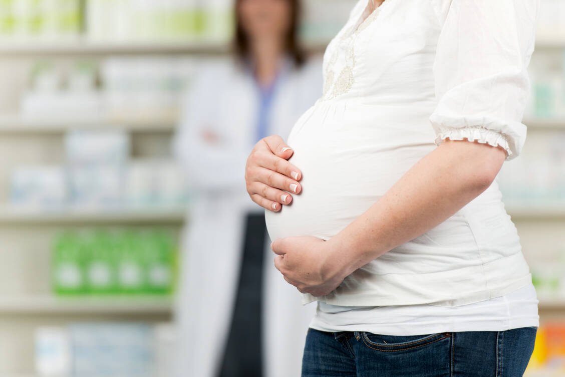 Bei Kopfschmerzen brauchen auch Schwangere eine analgetische Therapie. Zu der sollte sorgfältig beraten werden.  / Foto: Shutterstock/racorn