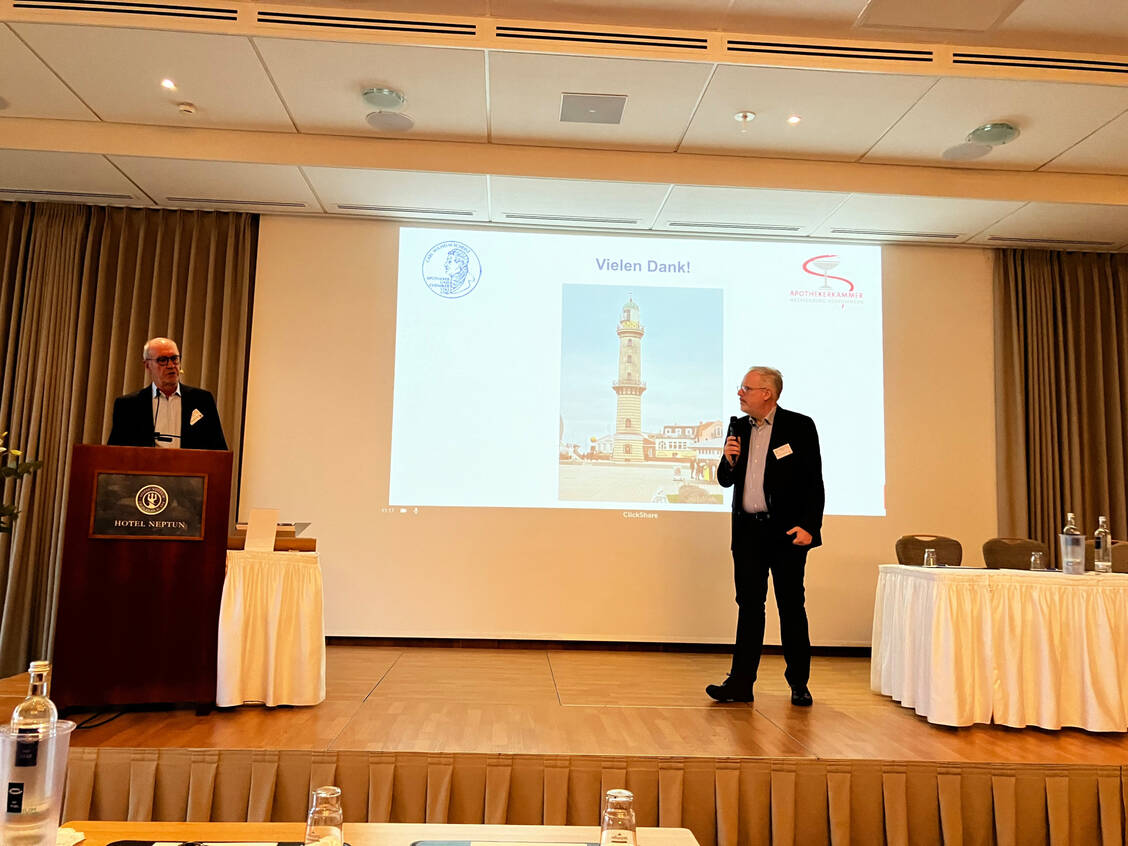 Referent Professor Dr. Dietmar Trenk (links) und Moderator Professor Dr. Burkhard Hinz / © PZ/Daniela Hüttemann