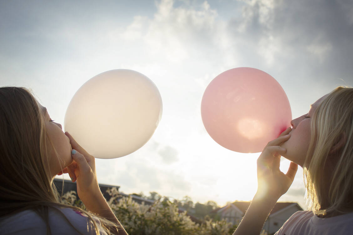 Kurzer Rausch: Oft inhalieren Jugendliche Lachgas aus gefüllten Luftballons. Jetzt soll es verboten werden. / Foto: Getty Images/Johner Images